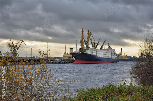 Obraz na płótnie Loading the ship in the port. w salonie