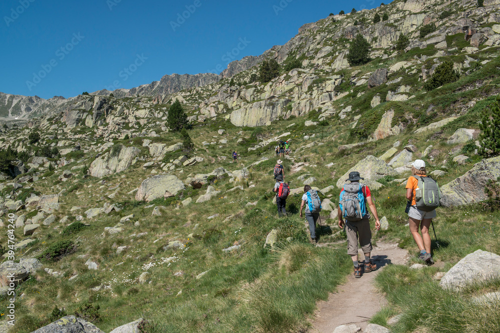 Fototapeta premium randonneurs sur un sentier de montagne en catalogne française