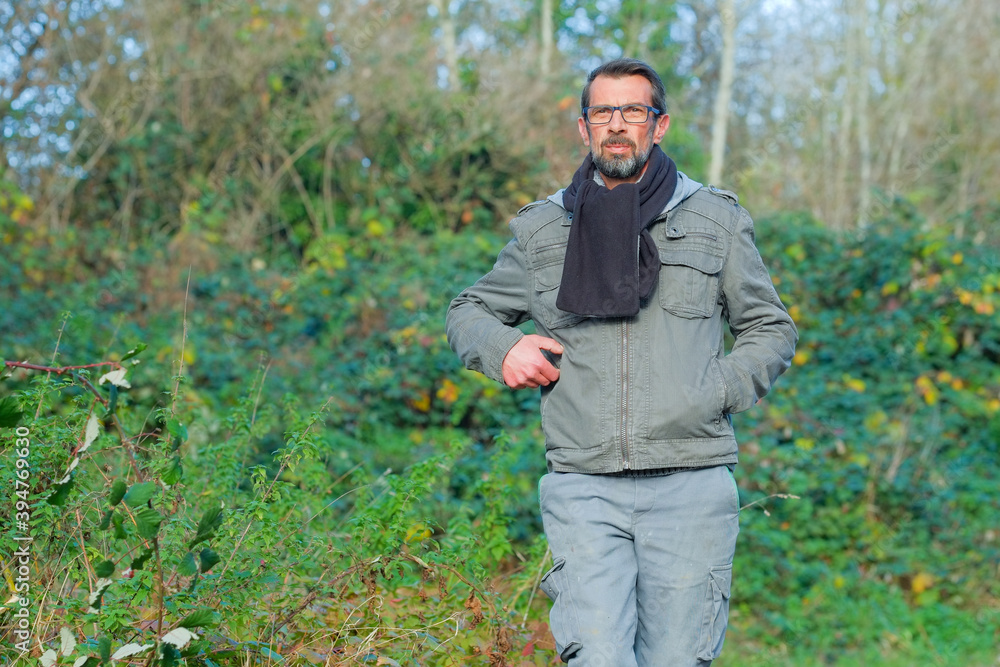 Fototapeta premium Portrait d'une homme dans la nature