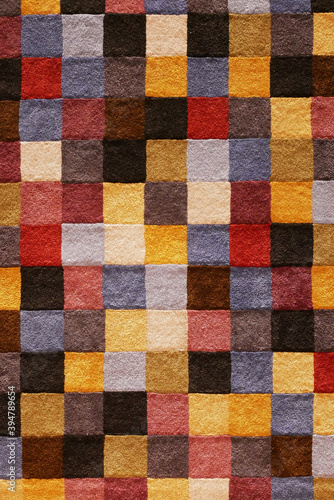 暖色系のカラフルなカーペット © YY apartment
