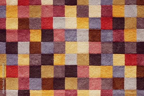 暖色系のカラフルなカーペット © YY apartment