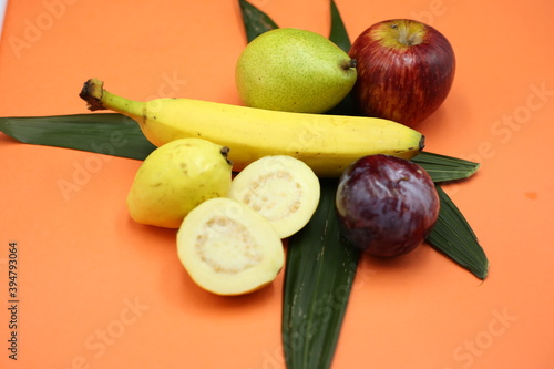 Fototapeta Naklejka Na Ścianę i Meble -  Fruta surtida puesta sobre fondo naranja
