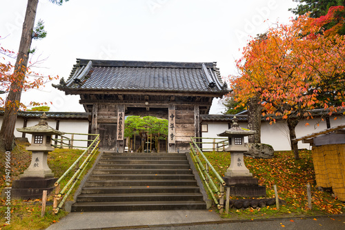 日本の世界遺産 岩手中尊寺紅葉の本坊表門