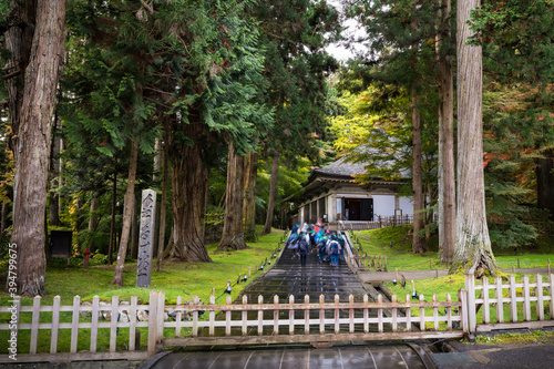 日本の世界遺産　岩手中尊寺金色堂覆堂の紅葉
