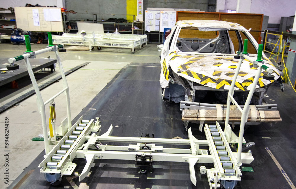 Εκτύπωση καμβά Car frame with unfinished assembly in the production line of the automobile ente