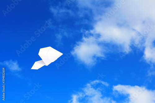 大空を飛ぶ紙ヒコーキ