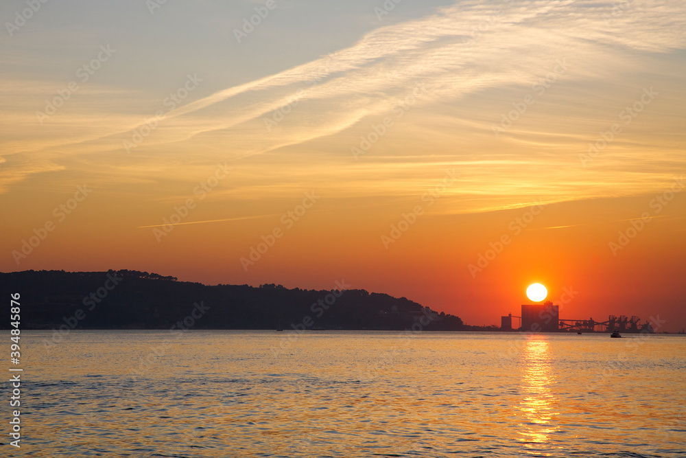 Naklejka premium Sunset over Tagus river