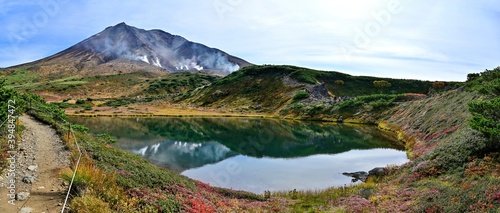 鏡池越しに見る大雪山旭岳の晩秋のパノラマ情景＠北海道
