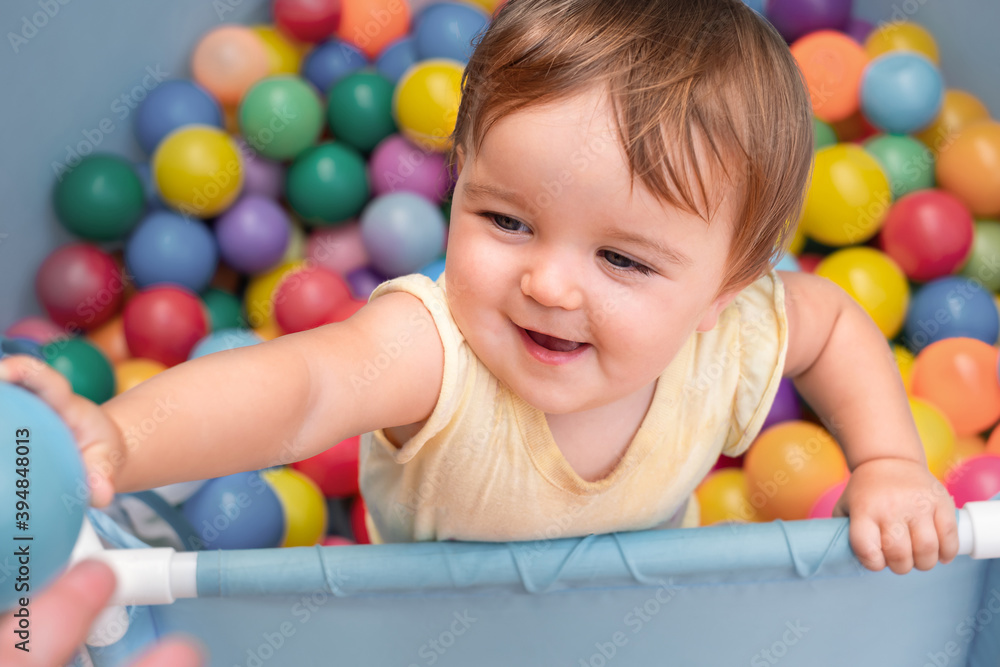 Obraz premium child in the play pool with colorful balls