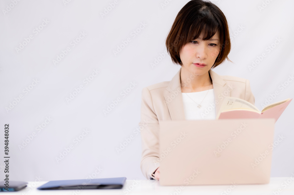 パソコンを見て悩む女性【2020】	
