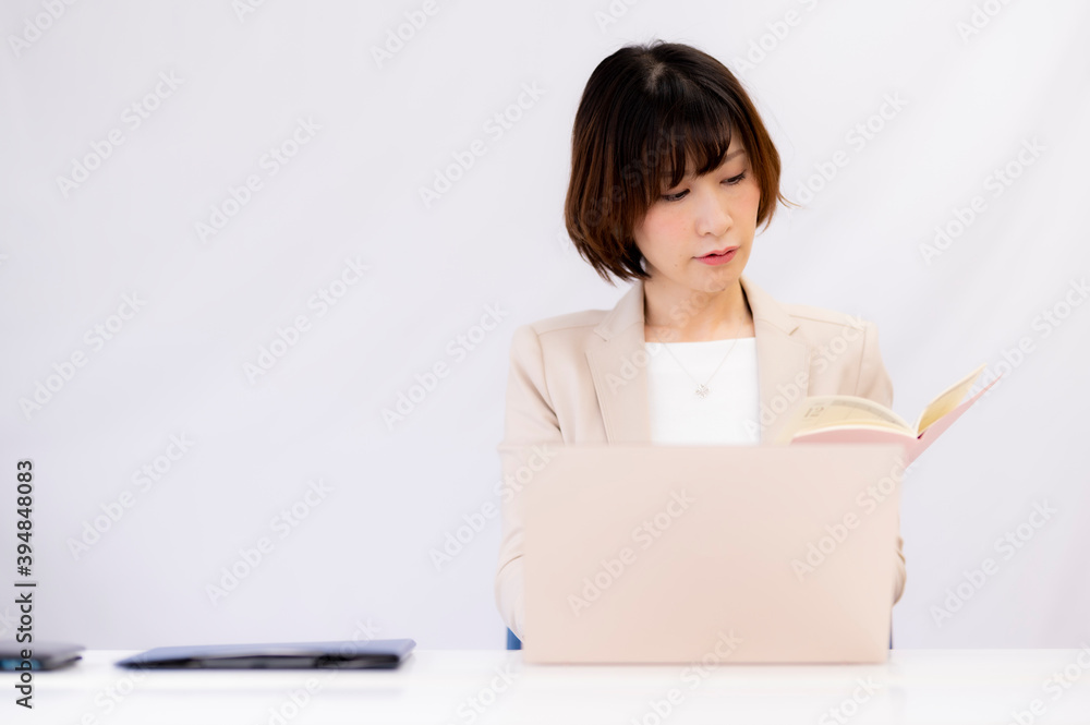 パソコンを見て悩む女性【2020】
パソコンを見て悩む女性【2020】