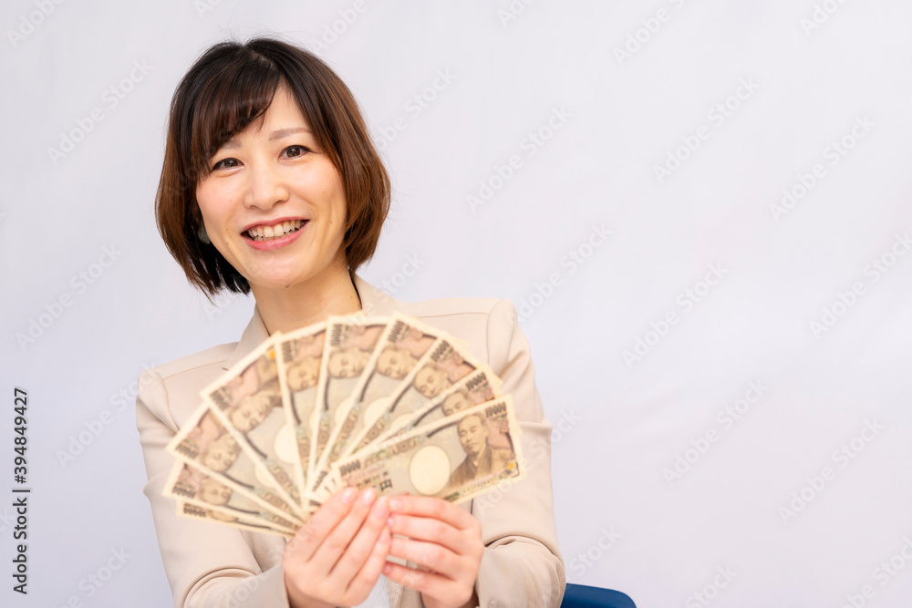 お金の使い道に悩む女性【2020】	
