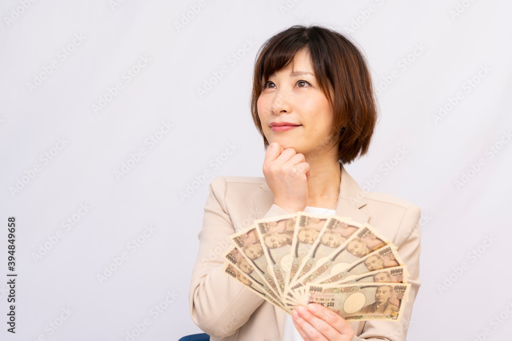 お金の使い道に悩む女性【2020】	

