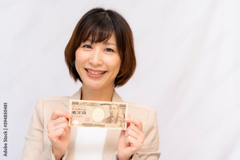 お金の使い道に悩む女性【2020】
お金の使い道に悩む女性【2020】