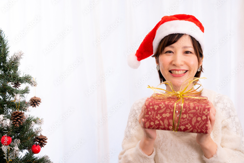 クリスマスプレゼントを手渡す女性【2020 クリスマスプレゼントを手渡す女性【2020