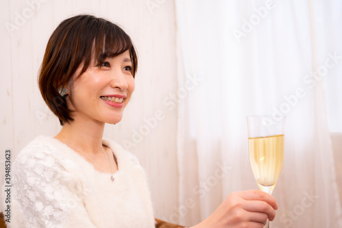 【東京都】クリスマスパーティーで乾杯する女性【2020】
