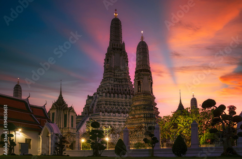 Twilight view of Wat Arun Ratchawararam temple