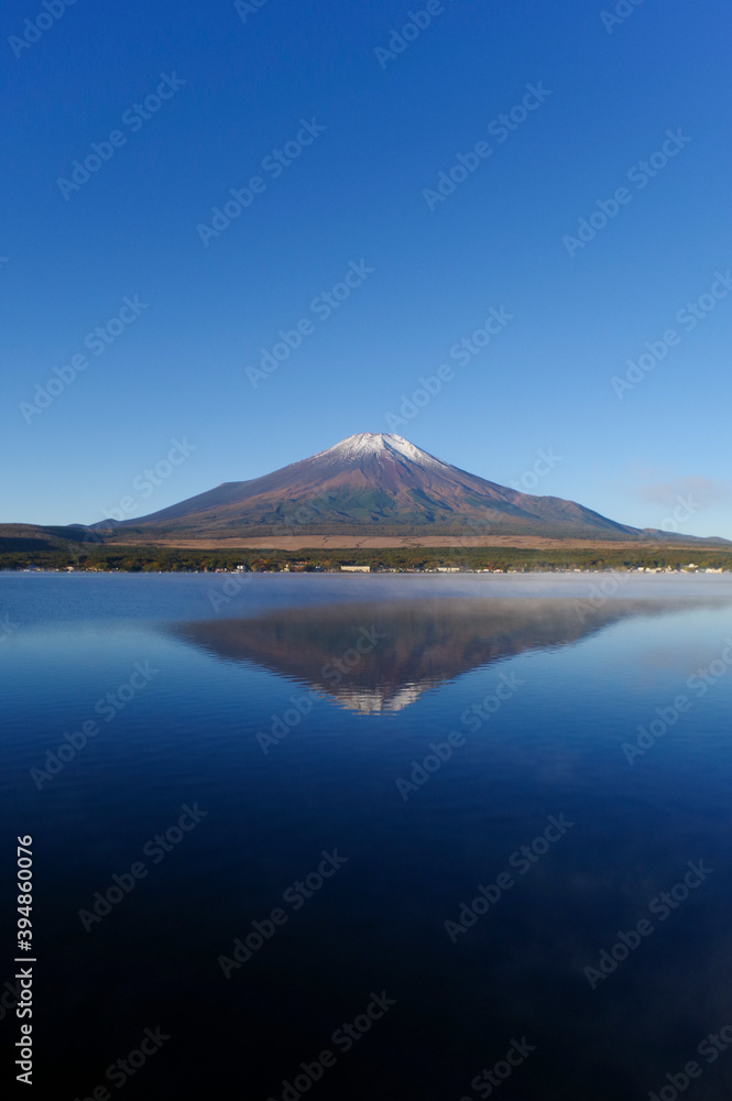 湖面に反射する富士山