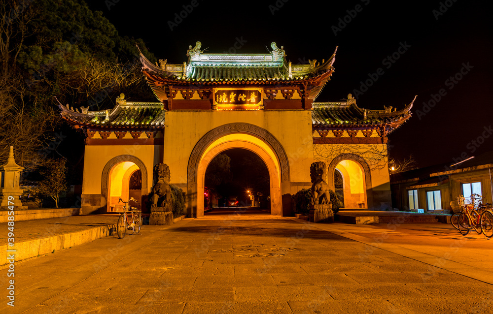 Obraz premium Night view of Main gate park of Putuoshan mountains, Zhoushan Islands, a renowned site in Chinese bodhimanda of the Guanyin