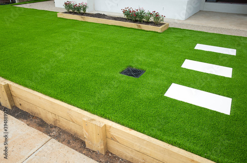 Foto Artificial grass/lawn turf in the front yard of a modern home/residential house