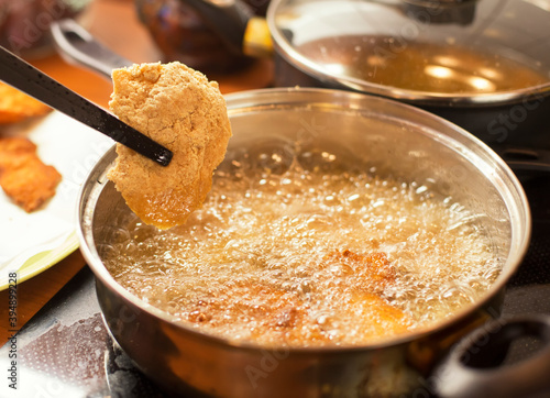 Billede på lærred Fried chicken baked in edible oil at home