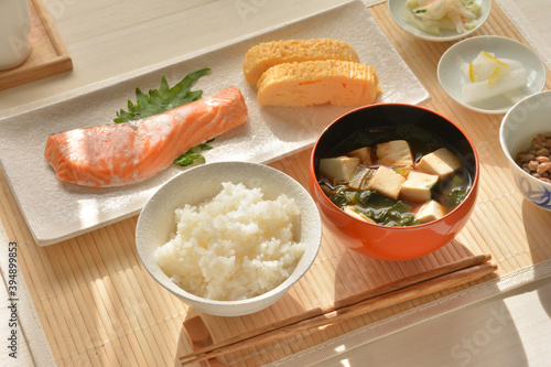 和朝食　鮭の塩焼き　豆腐の味噌汁