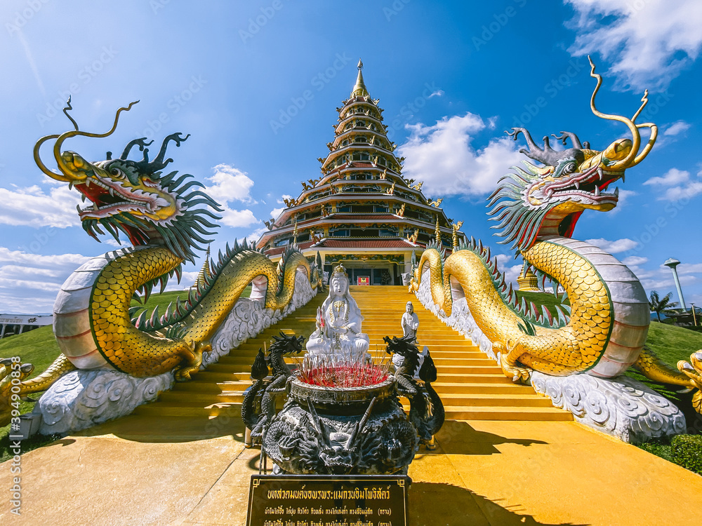 Fototapeta premium Wat Huay Pla Kang, white big buddha and dragons in Chiang Rai, Chiang Mai province, Thailand