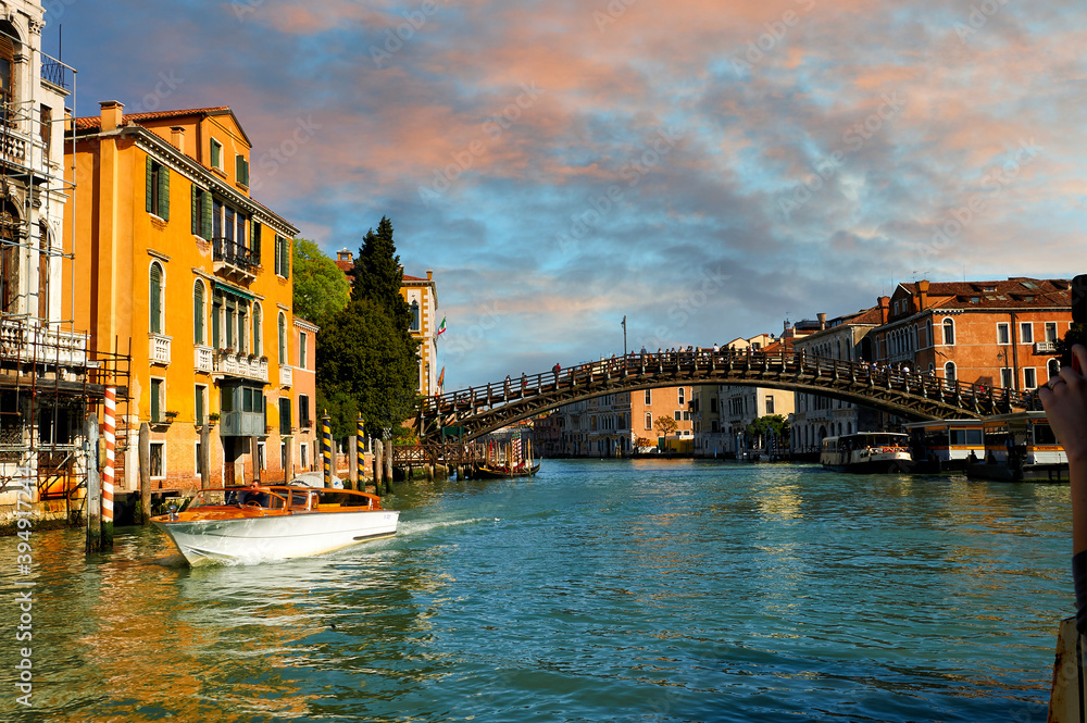 The wooden Accademia Bridge over the Grand Canal, Venice, UNESCO World Heritage Site, Veneto, Italy, Europe