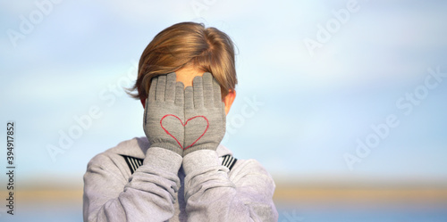 Junge mit Herzhandschuhen am See © Jenny Sturm