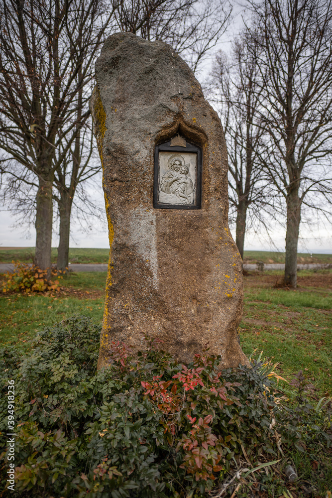 Fototapeta premium Menhier von Ober-Saulheim an der L4501