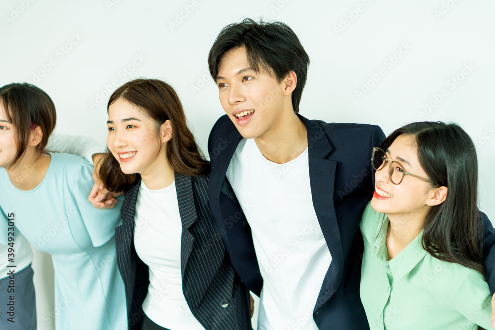 Asian colleagues are shoulder to shoulder Asian colleagues are shoulder to shoulder