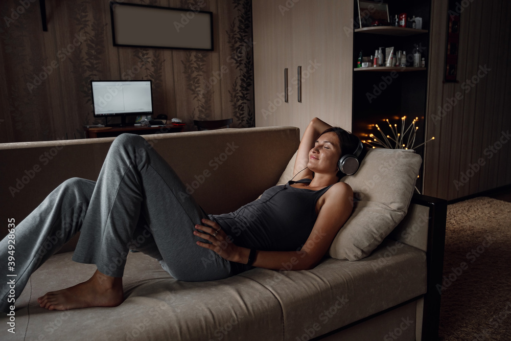 Obraz premium 30s asian female enjoy lazy weekend or vacation
