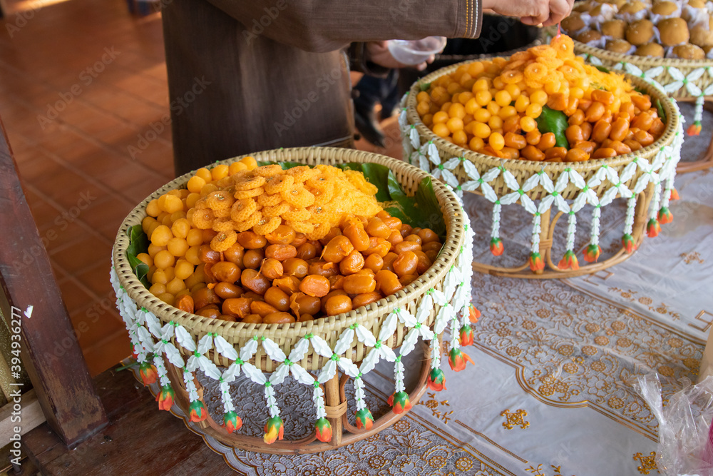 Thong Yod and Thong-ek are placed on banana leaves in Khan Tok.
Thong Yod and Thong-ek are placed on banana leaves in Khan Tok.