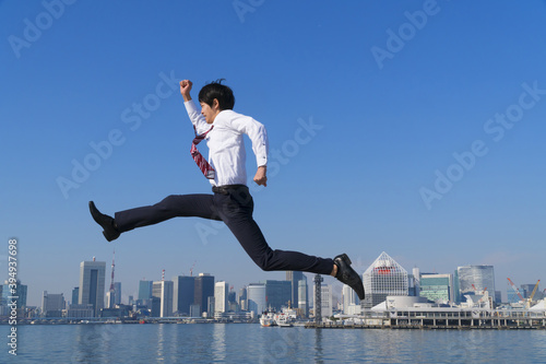 ジャンプするビジネスマン 東京
