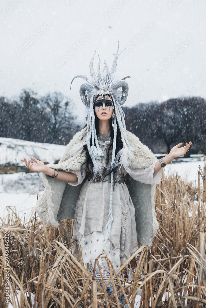 Φωτογραφία beautiful woman with black hair and fantasy make-up, in crown with braids, horns