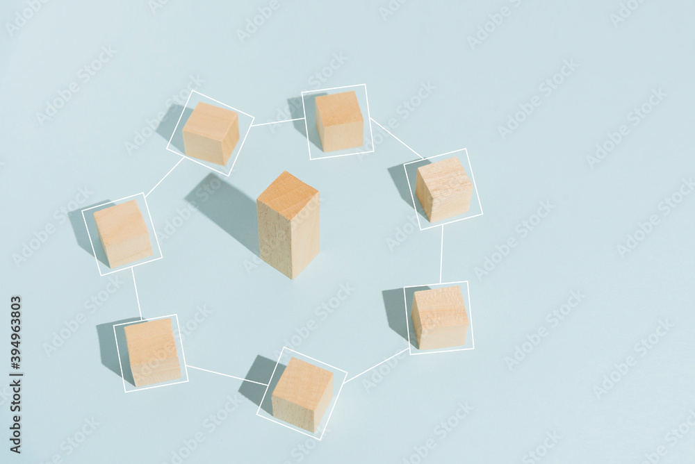 Concepto de equipo de trabajo, líder, cubos de madera al rededor de uno más grande, equipo de trabajo, fondo azul con espacio para texto Concepto de equipo de trabajo, líder, cubos de madera al rededor de uno más grande, equipo de trabajo, fondo azul con espacio para texto
