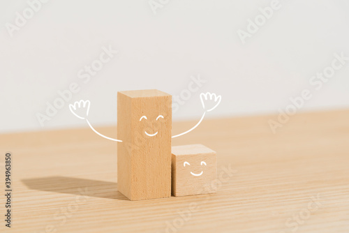 Cubos de madera con cara, concepto feliz, fondo de madera con espacio para texto