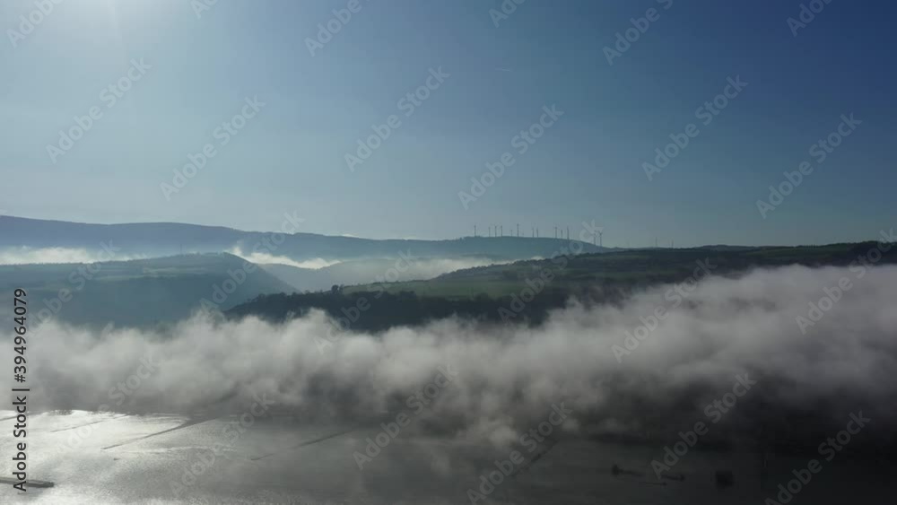 Flug über den Nebel mit Blick auf das Morgenbachtal im Rheingau Flug über den Nebel mit Blick auf das Morgenbachtal im Rheingau
