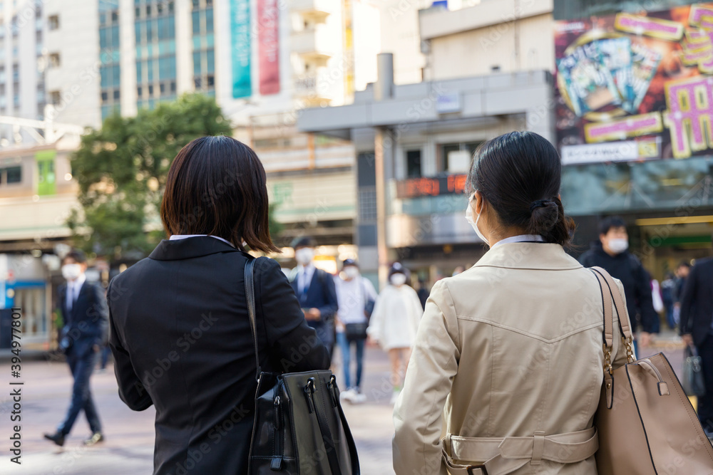 就活中の二人組の大学生の後姿 就活中の二人組の大学生の後姿
