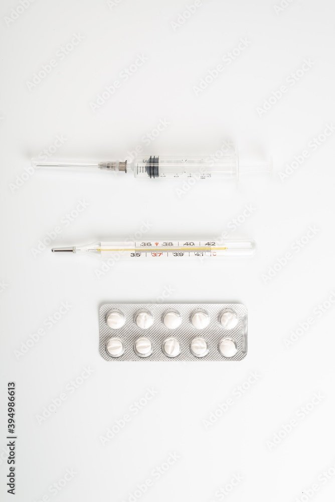 Obraz premium thermometer and pills