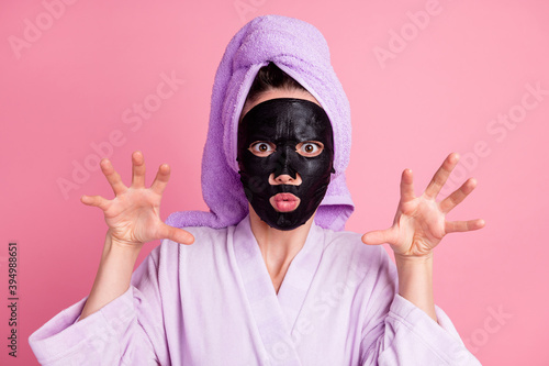 Valokuva Close-up portrait of scary spooky housewife wearing towel turban black ugly clay