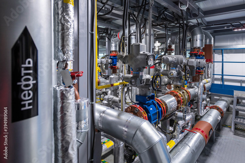 Fotografie an oil refining facility with different pipes