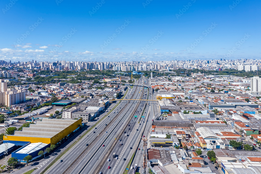 Obraz premium Presidente Dutra Highway. Surroundings of the city of Guarulhos Estrada that connects the city of São Paulo to Rio de Janeiro, Brazil, seen from above