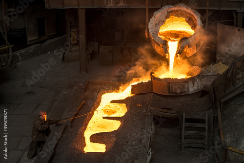 Obraz na plátně Steelworker when pouring liquid metal from tanks in the molds