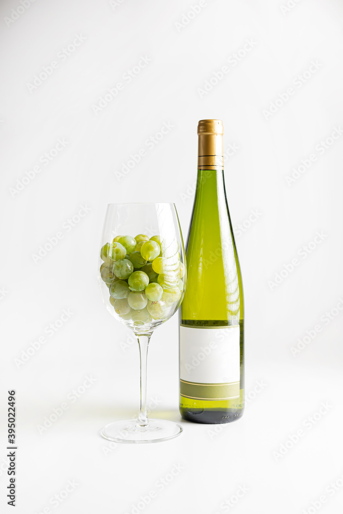 Obraz premium Wine bottle and two wine glasses. Wine bottle against a white background