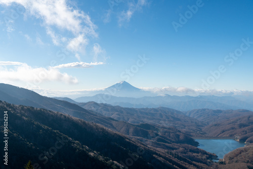 2020年11月に大菩薩峠にて、雪化粧の富士山 © tomo