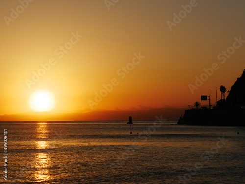 日本、逗子海岸の夕陽