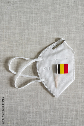 Flagge von Belgien auf einer FFP 2 Atemschutz Maske photo