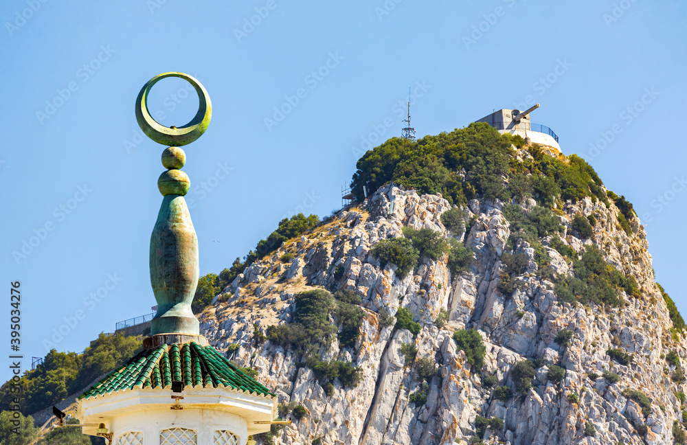 Φωτογραφία The top of the Rock of Gibraltar with a cannon for defense