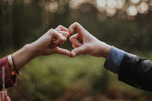 Miłość - serce ułożone z palców zakochanej pary